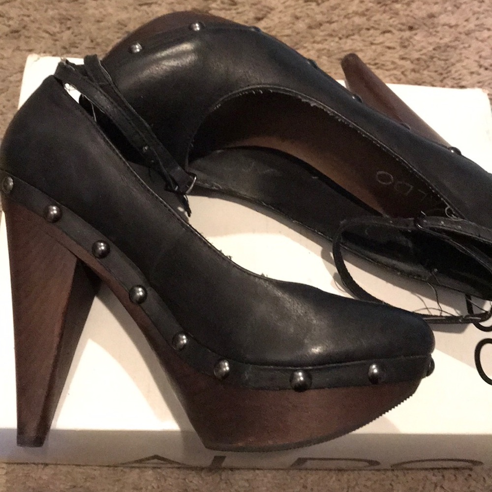 Shoes - Picture 4 of 6